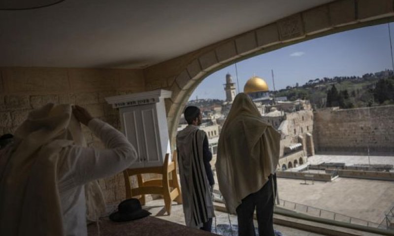 תפילה מדירה המשקיפה לרחבת הכותל המערבי [צילום: יונתן זינדל/פלאש 90]