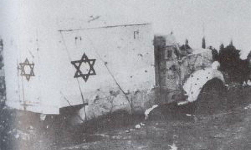 שרידי שיירת הדסה לאחר התקיפה [צילום: Levin, Marlin]