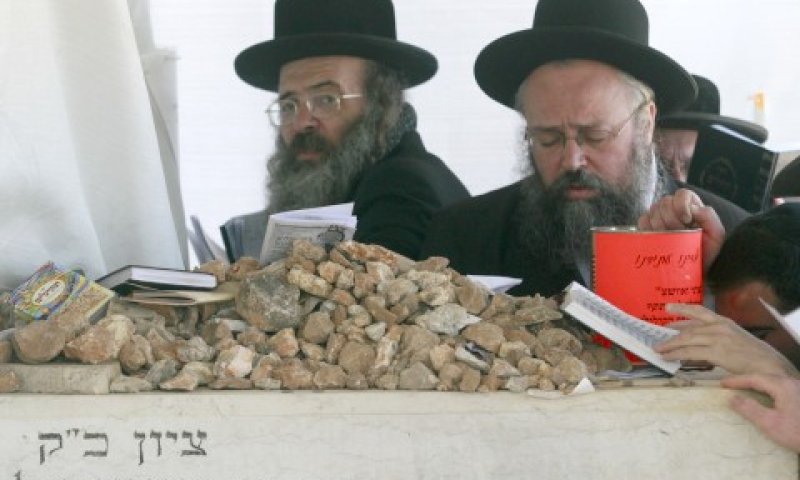 צדיק ליד הכנסת. קבר האדמו"ר מזוויל [צילום: פלאש 90]