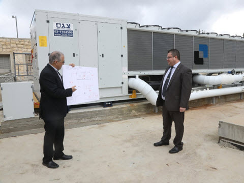 מנכ"ל הכנסת אלברט סחרוביץ מקבל הסבר מראש חטיבת התפעול בכנסת דן עמר, על המערכת החדשה [צילום: דוברות הכנסת, יצחק הררי]