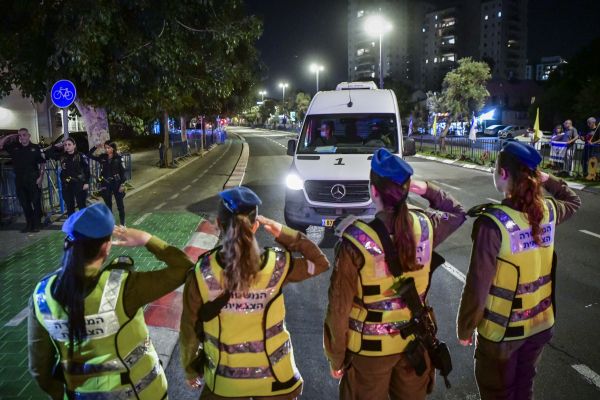 העברת החלל לזיהוי באבו כביר [צילום: אבשלום ששוני/פלאש 90]