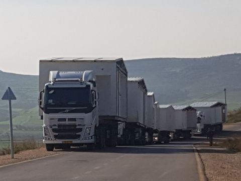 משאיות מובילות את המגורונים