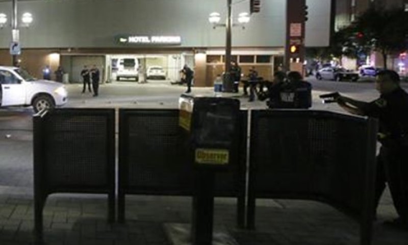 11 שוטרים נפגעו בירי [צילום: ל"מ אותרו, AP]