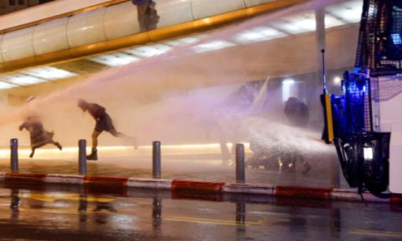 סילון מים לעבר מפגינים [צילום: אוליביה פיטוסי/פלאש 90]