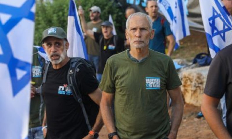 בר-לב. הפגנה מול בית הרב אדלשטיין [צילום: פלאש 90]