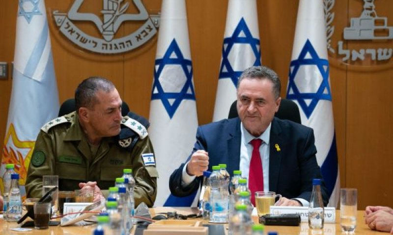 רב אלוף זמיר עם שר הביטחון, אתמול בפורום מטכ"ל [צילום: אריאל חרמוני]