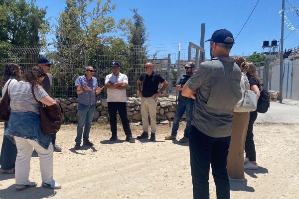 מנכ"ל משרד התפוצות והמאבק באנטישמיות אבי כהן סקלי והנהלת המשרד עם ראש מועצה מקומית חברון אייל גלמן [צילום: רוני ניב]