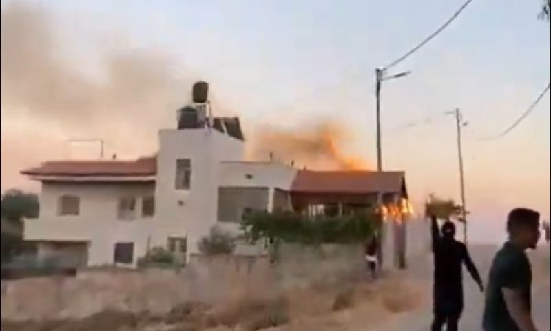 בית שהוצת בכפר [צילום: שימוש לפי סעיף 27א לחוק זכויות יוצרים]