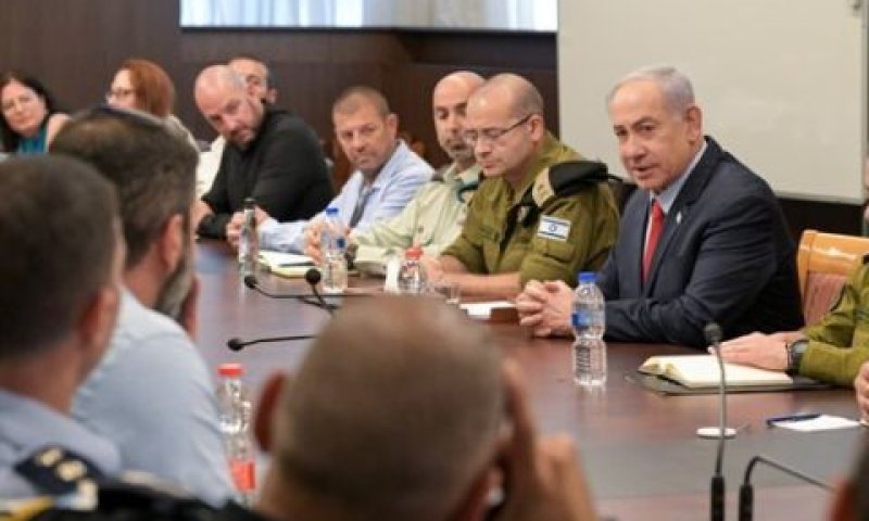 נתניהו עם חניכי המכללה לביטחון לאומי [צילום: קובי גדעון/לע"מ]