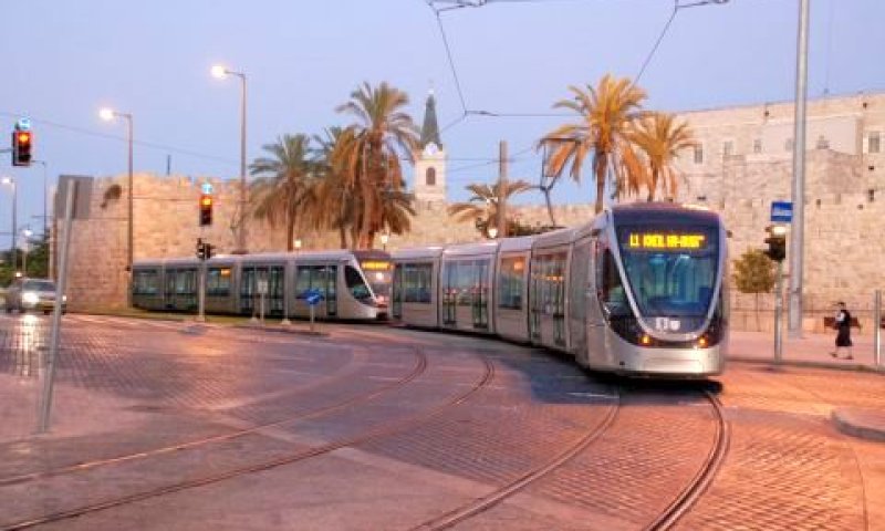 הרכבת הקלה. המשטרה המצוינת של דנינו לא מצליחה לשמור עליה [צילום: שמואל רחמני]