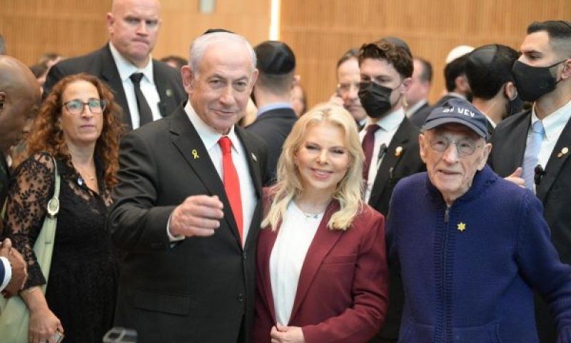 נתניהו מגבים את יוסי בסעד [צילום: עמוס בן גרשום/ לע״מ]
