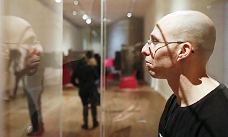 הישראלי עידו פורת בתוך תא הזכוכית [צילום: AP]