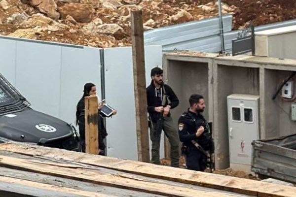 השוטרים בנכס [צילום: שימוש לפי סעיף 27א לחוק זכויות יוצרים]