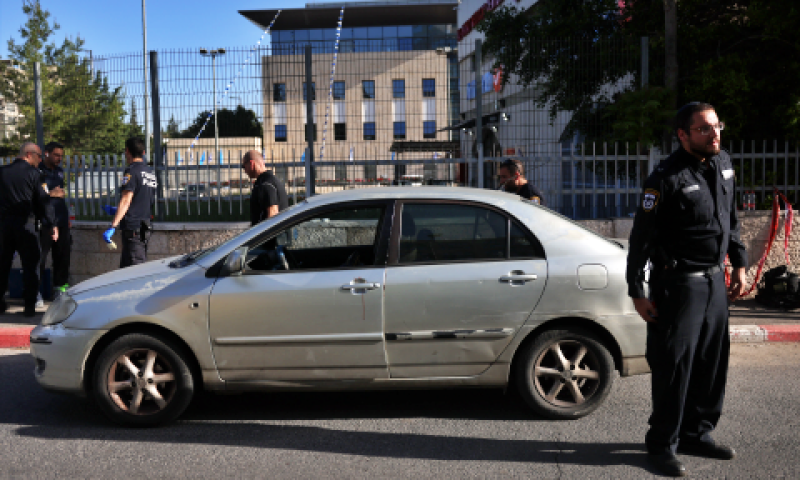 רכבם של הישראלים שנפצעו בפיגוע, הבוקר [צילום: יונתן זינדל, פלאש 90]