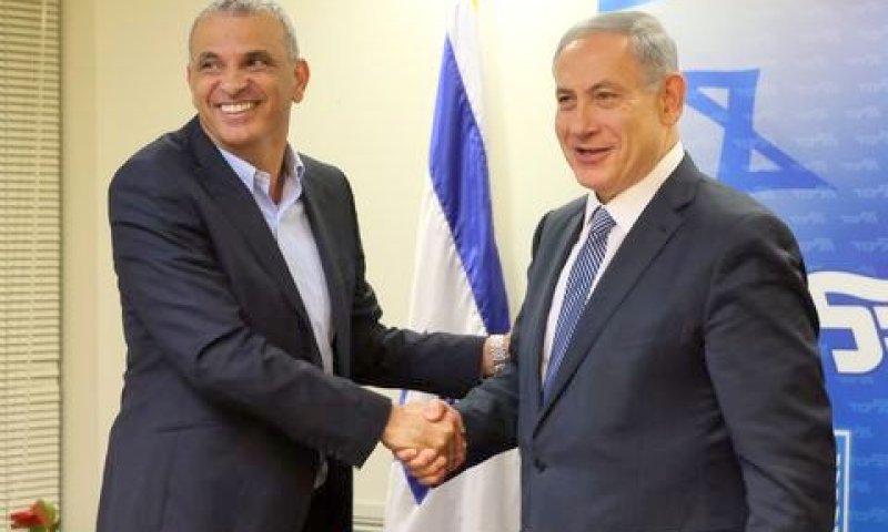 נתניהו וכחלון. לוחצים ידיים
