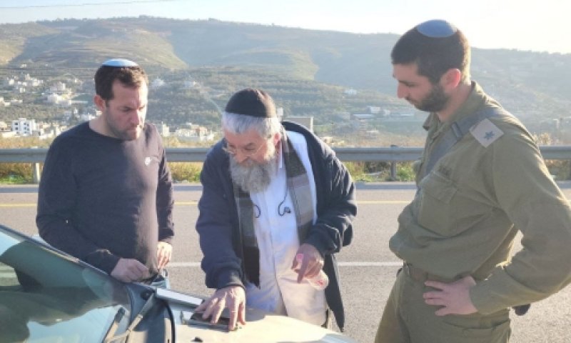 ניצול הפיגוע (במרכז) יחד עם ראש המועצה האזורית שומרון ועם קצין הגמ"ר [צילום: רועי חדי, מועצה אזורית שומרון]
