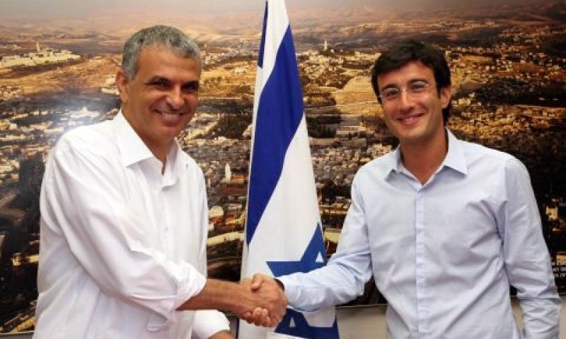 מיכאל גולן ושר התקשורת משה כחלון [צילום: ששון תירם]