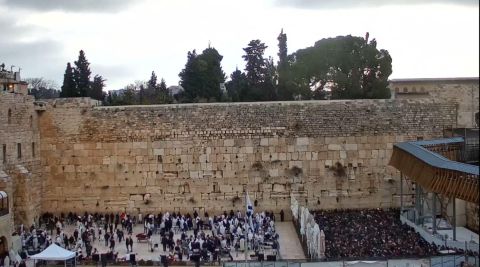 בנות סמינר ממלאות את עזרת הנשים ומונעות בגופן את הכניסה