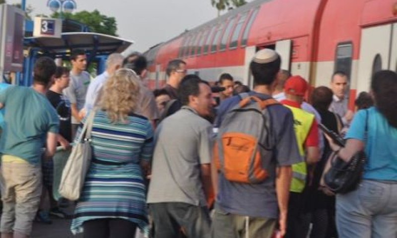 תחנת הרכבת גני אביב. נקודת המוצא והסיום של קו 408 [צילום: טובה אבן-חן]