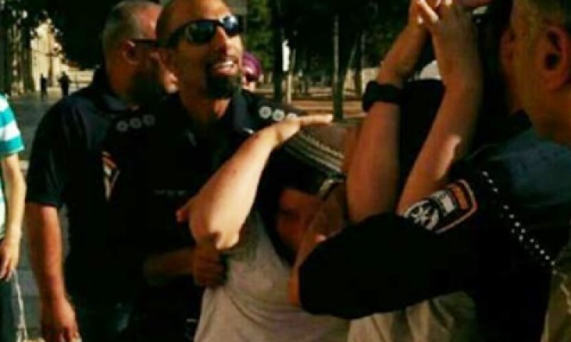 פקד בן יעקב, מצליח להשתיק קטינים יהודים [צילום: ארנון סגל]