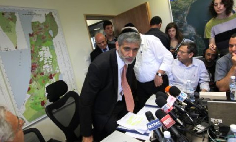 השר אלי ישי במסיבת עיתונאים [צילום: פלאש 90]