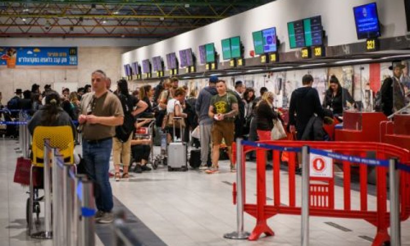 נוסעים בנתב"ג [צילום: אריה לייב אברמס/פלאש 90]