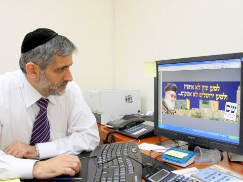 השר ישי צופה בקמפיין שס [צילום: פלאש 90]