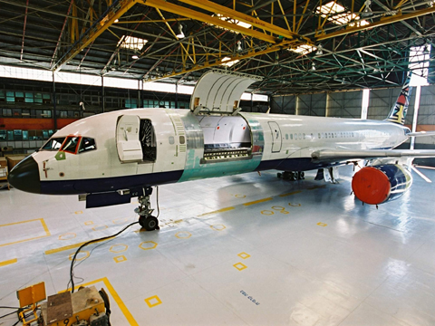 הסבת מטוס בואינג-757 מנוסעים למטען. יוצעו הסבות באמל"ט