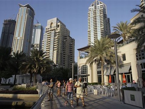 תיירים בטיילת המרינה בדובאי [AP]