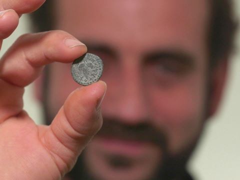 המטבע הנדיר כפי שהתגלה בשטח [צילום: אוריה עמיחי, רשות העתיקות]