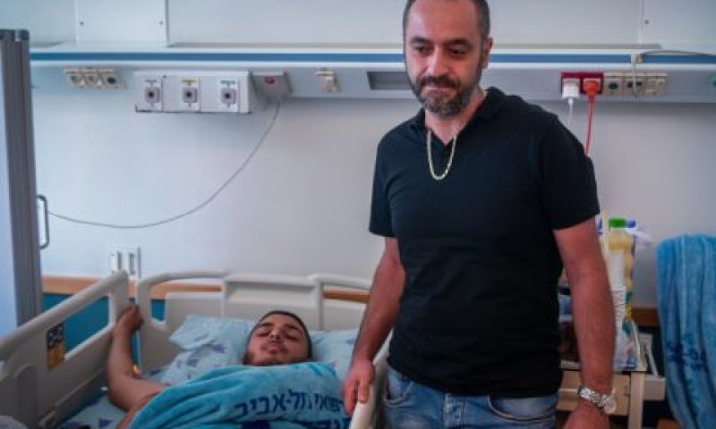 פצוע באיכילוב [צילום: אבשלום ששוני/פלאש 90]