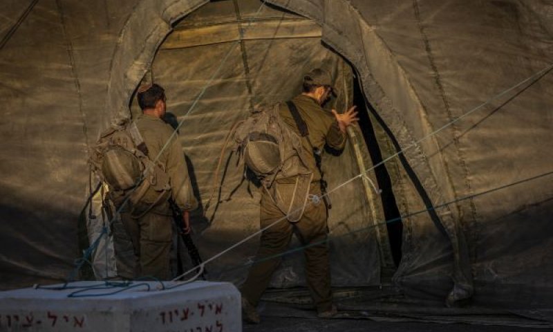 חיילים נערכים בבסיס ברצועת עזה [צילום: צפריר אביוב/פלאש 90]
