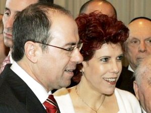 בני הזוג שלום, בשם הידידות?