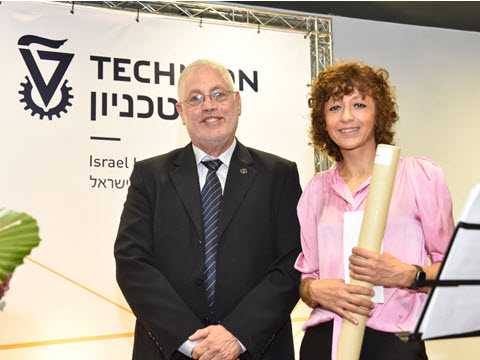 נשיא הטכניון פרופ' אורי סיון מעניק את הפרס לפרופ' עמנואל שרפנטייה [צילום: שרון צור, דוברות הטכניון]
