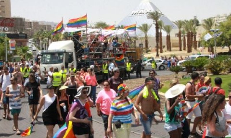 מצעד הגאווה בכיכר המרכזית בעיר אילת [צילום: יצחק אלהרר "סקופ 80"]