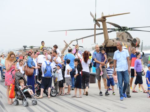 מטיילים בבסיס תל נוף ביום העצמאות [צילום: מנדי הכטמן/ פלאש 90]