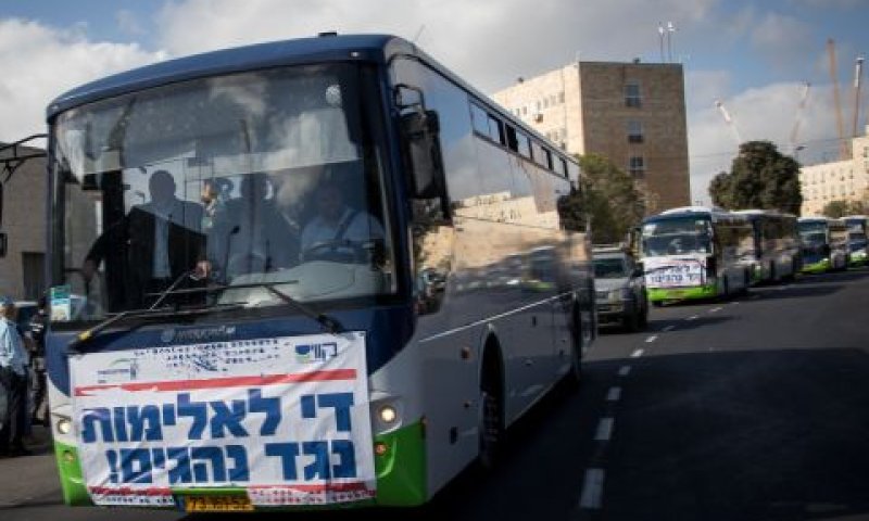 שיירת האוטובוסים בירושלים [צילום: יונתן זינדל/פלאש 90]