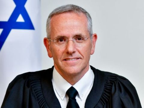 בולט באזרחי, כמו במחוזי
