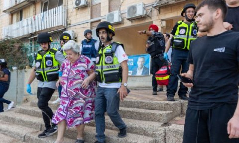 תושבת שדרות שביתה נפגע יוצאת מביתה [צילום: יוסי אלוני/פלאש 90]