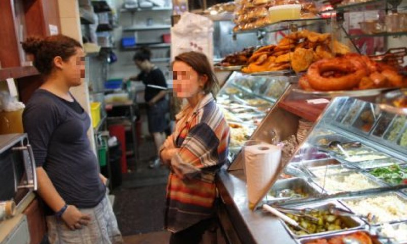 עובדות במסעדת 'היימישע עסין' [צילום: פלאש 90]