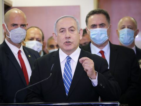נתניהו בפתיחת משפטו [צילום: יונתן זינדל, פלאש 90]