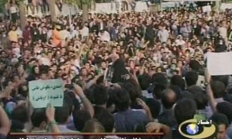 מתוך צילום של ערוץ הטלויזיה האירני IRIB: בתו של הנשיא לשעבר רפסנג'אני, פאזה השאמי, נושאת נאום בפני תומכיו של מוסאבי [צילום: AP]