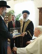 הרבנים מעניקים תשורה לאפיפיור [צילום: AP]