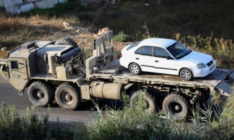 רכב צבאי נושא רכב לבן [צילום: וויסאם השלמון/פלאש 90]
