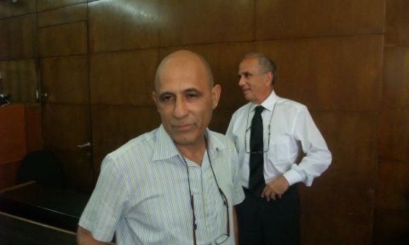 חסון (משמאל). "ברישומים בכרטיס זה נרשם"