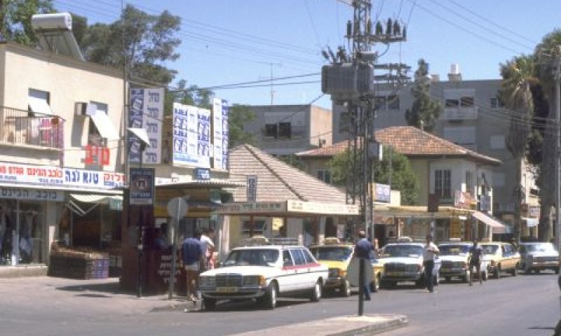תחנת מוניות בנהריה של 1981 [צילום: יעקב סער/לע"מ]