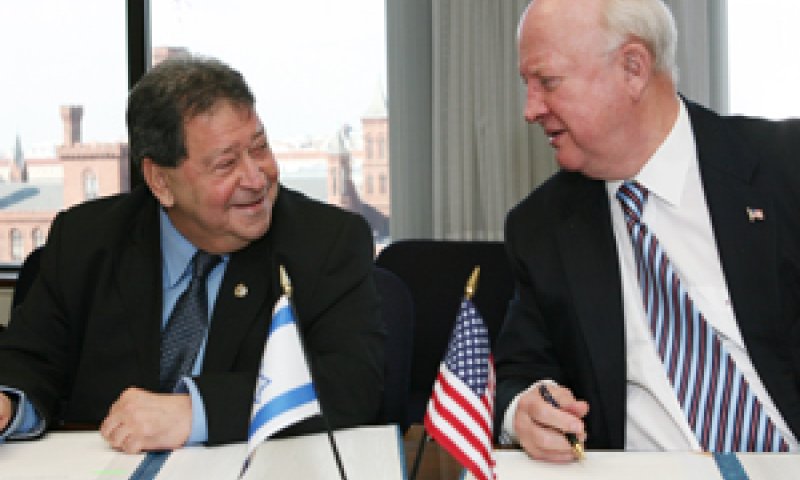 בן-אליעזר ובולדמן בעת החתימה [צילום: שמואל עלמני]