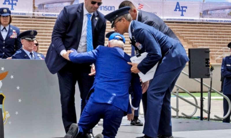 ביידן ומאבטחיו, לאחר שנפל על הבמה [צילום: אנדרו הרניק, AP]