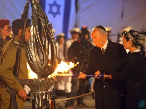 אבוקת הזיכרון המרכזית בכותל [צילום: פלאש 90]