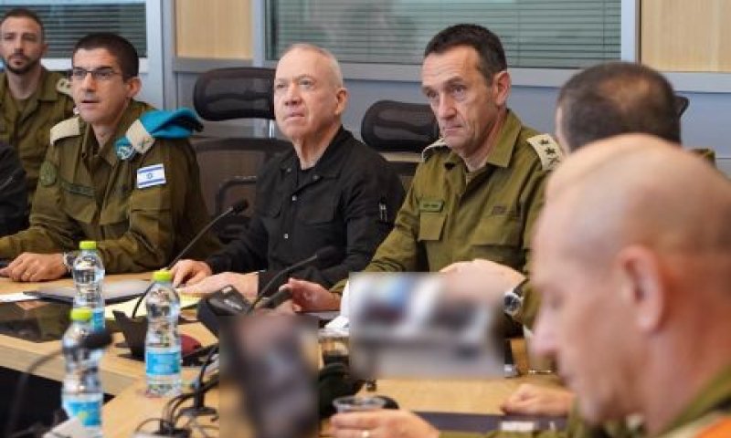 שר הבטחון, בהערכת מצב עם בכירי צה"ל [צילום: אלעד מלכה, דו"צ]